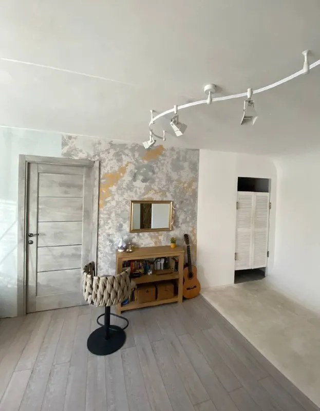 Двухкомнатная квартира 🏙️ м. Кузьминки7️⃣ сдаётся только на 2 месяца! С 5 января по 5 марта 🗓️ светлая, уютная квартира. М. Кузьминки, 7-10 минут пешком. 📍адрес: волгоградский проспект 118/7к2, 2 этаж 🔑 площадь: 45 м² 🌞 одна комната проходная с циклорамой (для съемки фото и видео) в которой есть раскладной диаан, вторая маленькая отдельная спальня с кроватью на паллетах. 🛋 в квартире: • двуспальная кровать • балкон • циклорама • стиральная машина • духовка • газовая плита • микроволновка • холодильник • раскладной диван очень чисто и уютно, современный ремонт. Квартира идеально подходит для девушки или молодой пары 🫶🏼 💳цена: 50.000₽/месяц (включая коммунальные платеди и интернет). Можно с кошкой или маленькой собачкой 📌 при заселении: оплата сразу за 2 месяца без залога 💌telegram: @kateprokate - фотография - 5