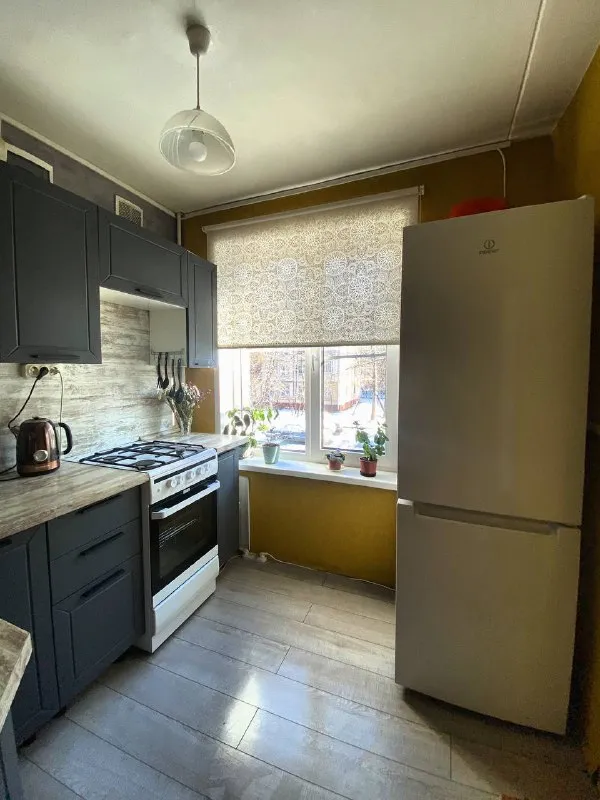 Двухкомнатная квартира 🏙️ м. Кузьминки7️⃣ сдаётся только на 2 месяца! С 5 января по 5 марта 🗓️ светлая, уютная квартира. М. Кузьминки, 7-10 минут пешком. 📍адрес: волгоградский проспект 118/7к2, 2 этаж 🔑 площадь: 45 м² 🌞 одна комната проходная с циклорамой (для съемки фото и видео) в которой есть раскладной диаан, вторая маленькая отдельная спальня с кроватью на паллетах. 🛋 в квартире: • двуспальная кровать • балкон • циклорама • стиральная машина • духовка • газовая плита • микроволновка • холодильник • раскладной диван очень чисто и уютно, современный ремонт. Квартира идеально подходит для девушки или молодой пары 🫶🏼 💳цена: 50.000₽/месяц (включая коммунальные платеди и интернет). Можно с кошкой или маленькой собачкой 📌 при заселении: оплата сразу за 2 месяца без залога 💌telegram: @kateprokate - фотография - 6