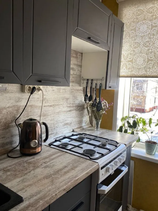 Двухкомнатная квартира 🏙️ м. Кузьминки7️⃣ сдаётся только на 2 месяца! С 5 января по 5 марта 🗓️ светлая, уютная квартира. М. Кузьминки, 7-10 минут пешком. 📍адрес: волгоградский проспект 118/7к2, 2 этаж 🔑 площадь: 45 м² 🌞 одна комната проходная с циклорамой (для съемки фото и видео) в которой есть раскладной диаан, вторая маленькая отдельная спальня с кроватью на паллетах. 🛋 в квартире: • двуспальная кровать • балкон • циклорама • стиральная машина • духовка • газовая плита • микроволновка • холодильник • раскладной диван очень чисто и уютно, современный ремонт. Квартира идеально подходит для девушки или молодой пары 🫶🏼 💳цена: 50.000₽/месяц (включая коммунальные платеди и интернет). Можно с кошкой или маленькой собачкой 📌 при заселении: оплата сразу за 2 месяца без залога 💌telegram: @kateprokate - фотография - 7