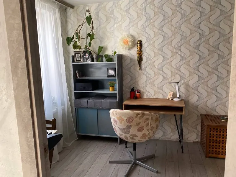 Двухкомнатная квартира 🏙️ м. Кузьминки7️⃣ сдаётся только на 2 месяца! С 5 января по 5 марта 🗓️ светлая, уютная квартира. М. Кузьминки, 7-10 минут пешком. 📍адрес: волгоградский проспект 118/7к2, 2 этаж 🔑 площадь: 45 м² 🌞 одна комната проходная с циклорамой (для съемки фото и видео) в которой есть раскладной диаан, вторая маленькая отдельная спальня с кроватью на паллетах. 🛋 в квартире: • двуспальная кровать • балкон • циклорама • стиральная машина • духовка • газовая плита • микроволновка • холодильник • раскладной диван очень чисто и уютно, современный ремонт. Квартира идеально подходит для девушки или молодой пары 🫶🏼 💳цена: 50.000₽/месяц (включая коммунальные платеди и интернет). Можно с кошкой или маленькой собачкой 📌 при заселении: оплата сразу за 2 месяца без залога 💌telegram: @kateprokate - фотография - 8