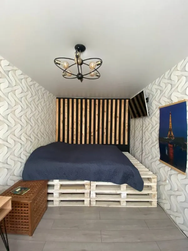 Двухкомнатная квартира 🏙️ м. Кузьминки7️⃣ сдаётся только на 2 месяца! С 5 января по 5 марта 🗓️ светлая, уютная квартира. М. Кузьминки, 7-10 минут пешком. 📍адрес: волгоградский проспект 118/7к2, 2 этаж 🔑 площадь: 45 м² 🌞 одна комната проходная с циклорамой (для съемки фото и видео) в которой есть раскладной диаан, вторая маленькая отдельная спальня с кроватью на паллетах. 🛋 в квартире: • двуспальная кровать • балкон • циклорама • стиральная машина • духовка • газовая плита • микроволновка • холодильник • раскладной диван очень чисто и уютно, современный ремонт. Квартира идеально подходит для девушки или молодой пары 🫶🏼 💳цена: 50.000₽/месяц (включая коммунальные платеди и интернет). Можно с кошкой или маленькой собачкой 📌 при заселении: оплата сразу за 2 месяца без залога 💌telegram: @kateprokate - фотография - 9