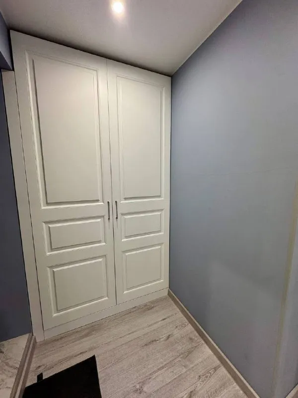 1-к квартира🏙️ м. Коломенская2️⃣ сдается 1-к квартира, 34 м², от собственника. 10 минут от м. Коломенская. Рядом набережная москвы-реки, парк-музей «коломенское», вся инфраструктура. 6/9 этаж, теплый кирпичный дом. Подъезд после ремонта, новые лифты, камера на первом этаже. Современный, полностью оснащенный интерьер. Всё для комфортной жизни: кровать askona 160×200, smart tv 55″, кондиционер, стиральная машина, робот-пылесос, вся техника и мебель (ikea, samsung). Застекленная лоджия. Ежемесячный клининг включен. 💳цена: 75.000₽/месяц + вода/электричество по счетчикам + интернет 900₽. Залог (страховой депозит): 75.000₽. Без комиссии. От 11 месяцев. ❗️важно: рассматриваем одного ответственного человека или спокойную пару (без детей, животных). Курение только iqos. Гражданство рф, постоянная работа заселение с 26 января. Квартира сдана ✅ - фотография - 3