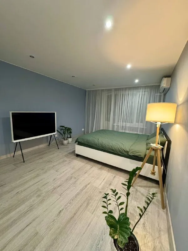 1-к квартира🏙️ м. Коломенская2️⃣ сдается 1-к квартира, 34 м², от собственника. 10 минут от м. Коломенская. Рядом набережная москвы-реки, парк-музей «коломенское», вся инфраструктура. 6/9 этаж, теплый кирпичный дом. Подъезд после ремонта, новые лифты, камера на первом этаже. Современный, полностью оснащенный интерьер. Всё для комфортной жизни: кровать askona 160×200, smart tv 55″, кондиционер, стиральная машина, робот-пылесос, вся техника и мебель (ikea, samsung). Застекленная лоджия. Ежемесячный клининг включен. 💳цена: 75.000₽/месяц + вода/электричество по счетчикам + интернет 900₽. Залог (страховой депозит): 75.000₽. Без комиссии. От 11 месяцев. ❗️важно: рассматриваем одного ответственного человека или спокойную пару (без детей, животных). Курение только iqos. Гражданство рф, постоянная работа заселение с 26 января. Квартира сдана ✅ - фотография - 4