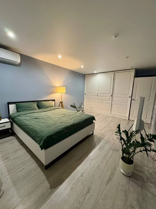 1-к квартира🏙️ м. Коломенская2️⃣ сдается 1-к квартира, 34 м², от собственника. 10 минут от м. Коломенская. Рядом набережная москвы-реки, парк-музей «коломенское», вся инфраструктура. 6/9 этаж, теплый кирпичный дом. Подъезд после ремонта, новые лифты, камера на первом этаже. Современный, полностью оснащенный интерьер. Всё для комфортной жизни: кровать askona 160×200, smart tv 55″, кондиционер, стиральная машина, робот-пылесос, вся техника и мебель (ikea, samsung). Застекленная лоджия. Ежемесячный клининг включен. 💳цена: 75.000₽/месяц + вода/электричество по счетчикам + интернет 900₽. Залог (страховой депозит): 75.000₽. Без комиссии. От 11 месяцев. ❗️важно: рассматриваем одного ответственного человека или спокойную пару (без детей, животных). Курение только iqos. Гражданство рф, постоянная работа заселение с 26 января. Квартира сдана ✅ - фотография - 5