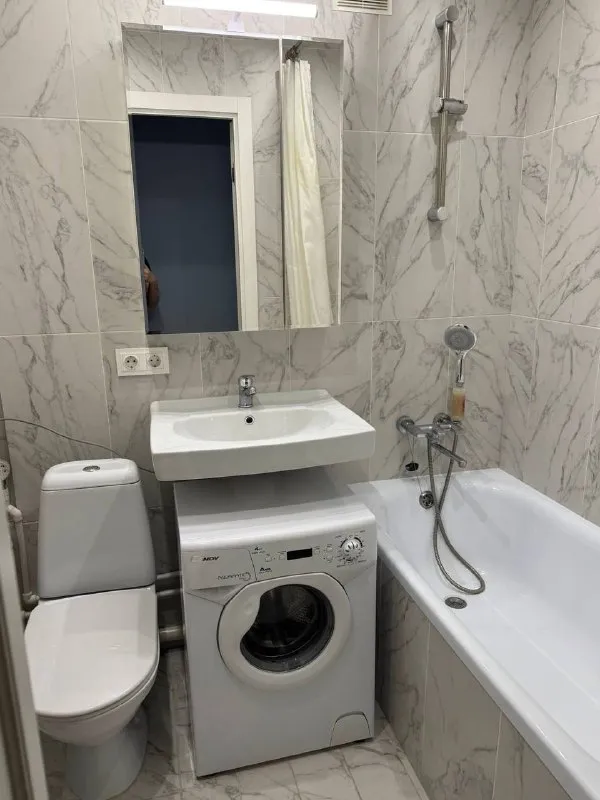 1-к квартира🏙️ м. Коломенская2️⃣ сдается 1-к квартира, 34 м², от собственника. 10 минут от м. Коломенская. Рядом набережная москвы-реки, парк-музей «коломенское», вся инфраструктура. 6/9 этаж, теплый кирпичный дом. Подъезд после ремонта, новые лифты, камера на первом этаже. Современный, полностью оснащенный интерьер. Всё для комфортной жизни: кровать askona 160×200, smart tv 55″, кондиционер, стиральная машина, робот-пылесос, вся техника и мебель (ikea, samsung). Застекленная лоджия. Ежемесячный клининг включен. 💳цена: 75.000₽/месяц + вода/электричество по счетчикам + интернет 900₽. Залог (страховой депозит): 75.000₽. Без комиссии. От 11 месяцев. ❗️важно: рассматриваем одного ответственного человека или спокойную пару (без детей, животных). Курение только iqos. Гражданство рф, постоянная работа заселение с 26 января. Квартира сдана ✅ - фотография - 6