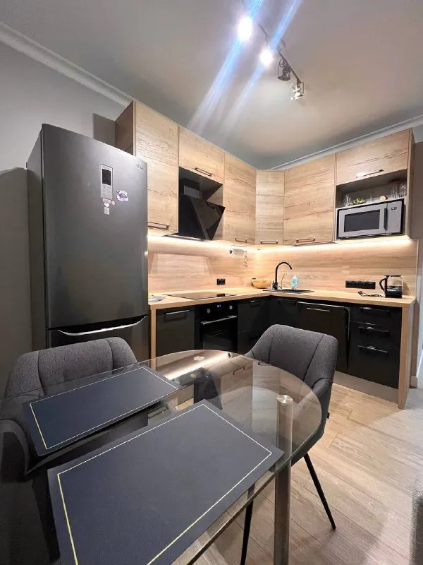 1-к квартира🏙️ м. Строгино3️⃣ сдаётся квартира в жк sky sputnik 🗺адрес: ул липовой рощи, 2к2 площадь 34,9 м² кухня — 10 м². Потолки 2,75м. До м. Мякинино 7 мин на маршрутке, остановка у дома. До м. Строгино можно дойти пешком за 25 минут. Квартира оборудована всем необходимым, в том числе посудомоечной машиной, посудой, 2 кондиционерами, телевизором, гардеробной 3,8м. Закрытый двор без машин, охраняемая территория. Возле дома находится парк липовая роща, оборудованный пляж. Квартира подойдет девушке (паре), работающей на удаленке или с нестандартным графиком работы, поскольку по будням утром маршрутки забиты. Днём можно выехать из жк без проблем. Маршрутки ходят каждые 10 мин, остановка возле дома. С парковкой на улице проблемы, но можно арендовать подземный паркинг. Условия: сдается на длительный срок гражданам рф без вредных привычек, без детей, без животных. В квартире категорически нельзя курить, стоят датчики дыма. Заключение договора обязательно. 💳цена: 65.000₽, квитанция включена. Залог 65.000₽. 💌telegram: @namstfoto - фотография - 2