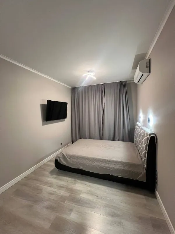 1-к квартира🏙️ м. Строгино3️⃣ сдаётся квартира в жк sky sputnik 🗺адрес: ул липовой рощи, 2к2 площадь 34,9 м² кухня — 10 м². Потолки 2,75м. До м. Мякинино 7 мин на маршрутке, остановка у дома. До м. Строгино можно дойти пешком за 25 минут. Квартира оборудована всем необходимым, в том числе посудомоечной машиной, посудой, 2 кондиционерами, телевизором, гардеробной 3,8м. Закрытый двор без машин, охраняемая территория. Возле дома находится парк липовая роща, оборудованный пляж. Квартира подойдет девушке (паре), работающей на удаленке или с нестандартным графиком работы, поскольку по будням утром маршрутки забиты. Днём можно выехать из жк без проблем. Маршрутки ходят каждые 10 мин, остановка возле дома. С парковкой на улице проблемы, но можно арендовать подземный паркинг. Условия: сдается на длительный срок гражданам рф без вредных привычек, без детей, без животных. В квартире категорически нельзя курить, стоят датчики дыма. Заключение договора обязательно. 💳цена: 65.000₽, квитанция включена. Залог 65.000₽. 💌telegram: @namstfoto - фотография - 3