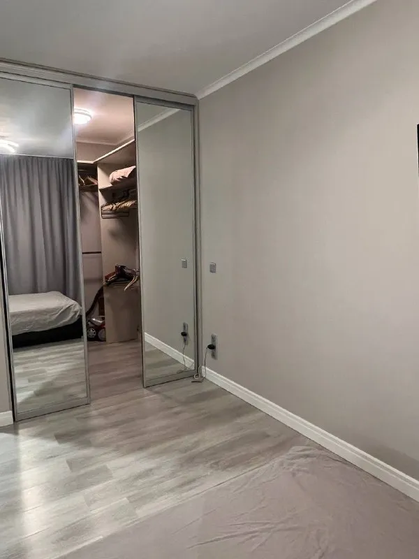 1-к квартира🏙️ м. Строгино3️⃣ сдаётся квартира в жк sky sputnik 🗺адрес: ул липовой рощи, 2к2 площадь 34,9 м² кухня — 10 м². Потолки 2,75м. До м. Мякинино 7 мин на маршрутке, остановка у дома. До м. Строгино можно дойти пешком за 25 минут. Квартира оборудована всем необходимым, в том числе посудомоечной машиной, посудой, 2 кондиционерами, телевизором, гардеробной 3,8м. Закрытый двор без машин, охраняемая территория. Возле дома находится парк липовая роща, оборудованный пляж. Квартира подойдет девушке (паре), работающей на удаленке или с нестандартным графиком работы, поскольку по будням утром маршрутки забиты. Днём можно выехать из жк без проблем. Маршрутки ходят каждые 10 мин, остановка возле дома. С парковкой на улице проблемы, но можно арендовать подземный паркинг. Условия: сдается на длительный срок гражданам рф без вредных привычек, без детей, без животных. В квартире категорически нельзя курить, стоят датчики дыма. Заключение договора обязательно. 💳цена: 65.000₽, квитанция включена. Залог 65.000₽. 💌telegram: @namstfoto - фотография - 4