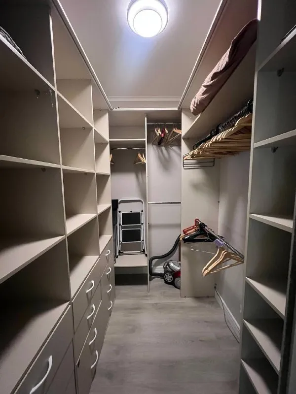 1-к квартира🏙️ м. Строгино3️⃣ сдаётся квартира в жк sky sputnik 🗺адрес: ул липовой рощи, 2к2 площадь 34,9 м² кухня — 10 м². Потолки 2,75м. До м. Мякинино 7 мин на маршрутке, остановка у дома. До м. Строгино можно дойти пешком за 25 минут. Квартира оборудована всем необходимым, в том числе посудомоечной машиной, посудой, 2 кондиционерами, телевизором, гардеробной 3,8м. Закрытый двор без машин, охраняемая территория. Возле дома находится парк липовая роща, оборудованный пляж. Квартира подойдет девушке (паре), работающей на удаленке или с нестандартным графиком работы, поскольку по будням утром маршрутки забиты. Днём можно выехать из жк без проблем. Маршрутки ходят каждые 10 мин, остановка возле дома. С парковкой на улице проблемы, но можно арендовать подземный паркинг. Условия: сдается на длительный срок гражданам рф без вредных привычек, без детей, без животных. В квартире категорически нельзя курить, стоят датчики дыма. Заключение договора обязательно. 💳цена: 65.000₽, квитанция включена. Залог 65.000₽. 💌telegram: @namstfoto - фотография - 5