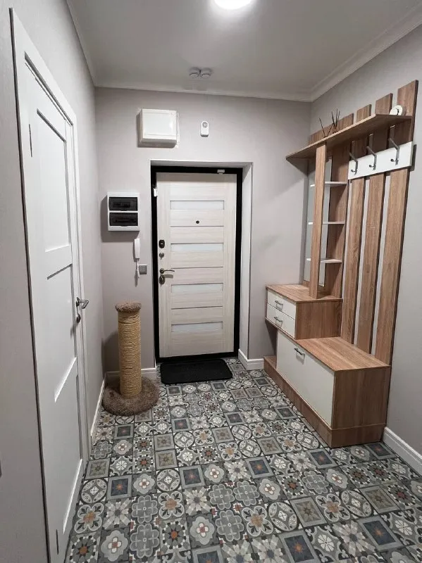 1-к квартира🏙️ м. Строгино3️⃣ сдаётся квартира в жк sky sputnik 🗺адрес: ул липовой рощи, 2к2 площадь 34,9 м² кухня — 10 м². Потолки 2,75м. До м. Мякинино 7 мин на маршрутке, остановка у дома. До м. Строгино можно дойти пешком за 25 минут. Квартира оборудована всем необходимым, в том числе посудомоечной машиной, посудой, 2 кондиционерами, телевизором, гардеробной 3,8м. Закрытый двор без машин, охраняемая территория. Возле дома находится парк липовая роща, оборудованный пляж. Квартира подойдет девушке (паре), работающей на удаленке или с нестандартным графиком работы, поскольку по будням утром маршрутки забиты. Днём можно выехать из жк без проблем. Маршрутки ходят каждые 10 мин, остановка возле дома. С парковкой на улице проблемы, но можно арендовать подземный паркинг. Условия: сдается на длительный срок гражданам рф без вредных привычек, без детей, без животных. В квартире категорически нельзя курить, стоят датчики дыма. Заключение договора обязательно. 💳цена: 65.000₽, квитанция включена. Залог 65.000₽. 💌telegram: @namstfoto - фотография - 6