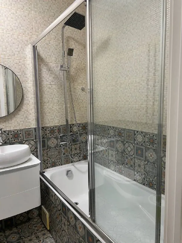 1-к квартира🏙️ м. Строгино3️⃣ сдаётся квартира в жк sky sputnik 🗺адрес: ул липовой рощи, 2к2 площадь 34,9 м² кухня — 10 м². Потолки 2,75м. До м. Мякинино 7 мин на маршрутке, остановка у дома. До м. Строгино можно дойти пешком за 25 минут. Квартира оборудована всем необходимым, в том числе посудомоечной машиной, посудой, 2 кондиционерами, телевизором, гардеробной 3,8м. Закрытый двор без машин, охраняемая территория. Возле дома находится парк липовая роща, оборудованный пляж. Квартира подойдет девушке (паре), работающей на удаленке или с нестандартным графиком работы, поскольку по будням утром маршрутки забиты. Днём можно выехать из жк без проблем. Маршрутки ходят каждые 10 мин, остановка возле дома. С парковкой на улице проблемы, но можно арендовать подземный паркинг. Условия: сдается на длительный срок гражданам рф без вредных привычек, без детей, без животных. В квартире категорически нельзя курить, стоят датчики дыма. Заключение договора обязательно. 💳цена: 65.000₽, квитанция включена. Залог 65.000₽. 💌telegram: @namstfoto - фотография - 7