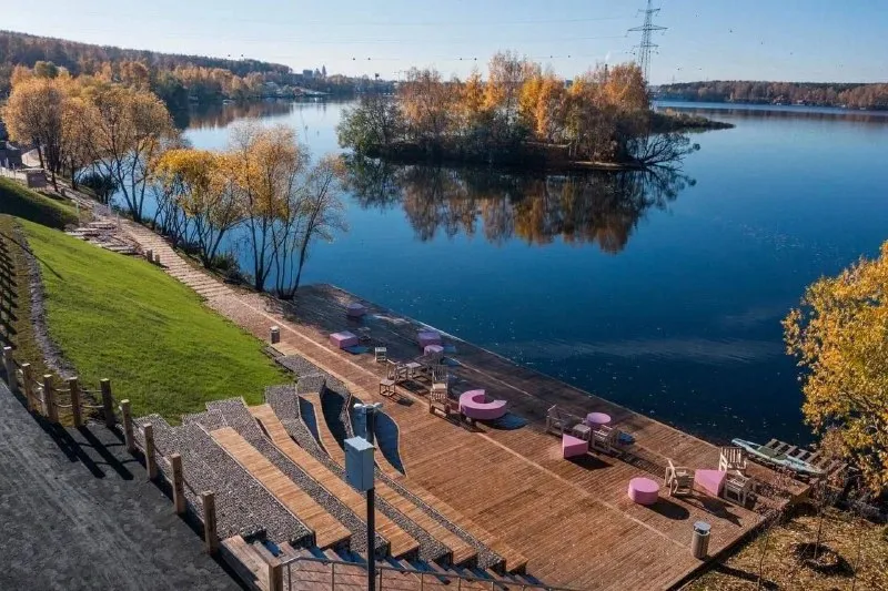 1-к квартира🏙️ м. Строгино3️⃣ сдаётся квартира в жк sky sputnik 🗺адрес: ул липовой рощи, 2к2 площадь 34,9 м² кухня — 10 м². Потолки 2,75м. До м. Мякинино 7 мин на маршрутке, остановка у дома. До м. Строгино можно дойти пешком за 25 минут. Квартира оборудована всем необходимым, в том числе посудомоечной машиной, посудой, 2 кондиционерами, телевизором, гардеробной 3,8м. Закрытый двор без машин, охраняемая территория. Возле дома находится парк липовая роща, оборудованный пляж. Квартира подойдет девушке (паре), работающей на удаленке или с нестандартным графиком работы, поскольку по будням утром маршрутки забиты. Днём можно выехать из жк без проблем. Маршрутки ходят каждые 10 мин, остановка возле дома. С парковкой на улице проблемы, но можно арендовать подземный паркинг. Условия: сдается на длительный срок гражданам рф без вредных привычек, без детей, без животных. В квартире категорически нельзя курить, стоят датчики дыма. Заключение договора обязательно. 💳цена: 65.000₽, квитанция включена. Залог 65.000₽. 💌telegram: @namstfoto - фотография - 8