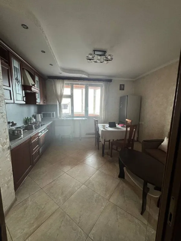 Комната🏙️ ближ. М. Саларьево1️⃣ помогаю найти соседку своей подруге. Объявление написано от её лица ⬇️: ищу на подселение девушку, желательно из творческой среды. Возможна аренда как на короткий срок, так и на длительный. Квартира находится 30 минут на автобусе от м. Саларьево, либо 15 минут на такси. Автобусы ходят регулярно до 01:00 по расписанию которое отслеживается в яндекс картах. Вход в метро через тц саларис, что очень удобно. Рядом с домом парк филатов луг, есть где подышать свежим воздухом. Квартира 56 м² большая комната и кухня с раскладным диваном. В квартире проживает очень ласковая кошечка, поэтому подойдет только тем, кто любит животных. 💳по стоимости: 25.000₽ с коммуналкой о себе: я актриса, так же пытаюсь развивать блог. Поэтому если ты из смежных направлений, занимаешься съемкой контента, то нам точно будет комфортно вместе жить. 💌все нюансы проживания обсудим по видеосвязи +7-967-311-11-71 - фотография - 3