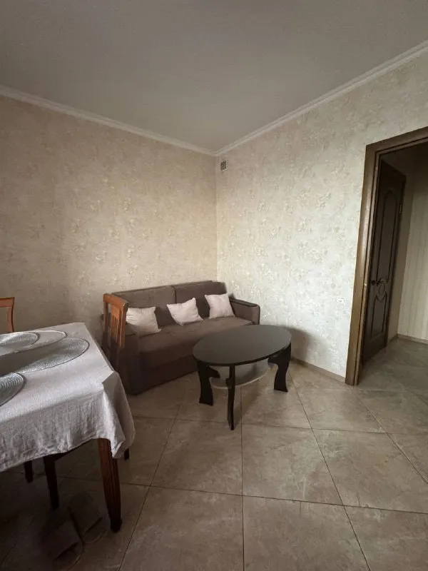 Комната🏙️ ближ. М. Саларьево1️⃣ помогаю найти соседку своей подруге. Объявление написано от её лица ⬇️: ищу на подселение девушку, желательно из творческой среды. Возможна аренда как на короткий срок, так и на длительный. Квартира находится 30 минут на автобусе от м. Саларьево, либо 15 минут на такси. Автобусы ходят регулярно до 01:00 по расписанию которое отслеживается в яндекс картах. Вход в метро через тц саларис, что очень удобно. Рядом с домом парк филатов луг, есть где подышать свежим воздухом. Квартира 56 м² большая комната и кухня с раскладным диваном. В квартире проживает очень ласковая кошечка, поэтому подойдет только тем, кто любит животных. 💳по стоимости: 25.000₽ с коммуналкой о себе: я актриса, так же пытаюсь развивать блог. Поэтому если ты из смежных направлений, занимаешься съемкой контента, то нам точно будет комфортно вместе жить. 💌все нюансы проживания обсудим по видеосвязи +7-967-311-11-71 - фотография - 4