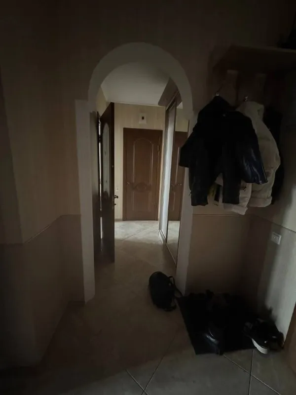 Комната🏙️ ближ. М. Саларьево1️⃣ помогаю найти соседку своей подруге. Объявление написано от её лица ⬇️: ищу на подселение девушку, желательно из творческой среды. Возможна аренда как на короткий срок, так и на длительный. Квартира находится 30 минут на автобусе от м. Саларьево, либо 15 минут на такси. Автобусы ходят регулярно до 01:00 по расписанию которое отслеживается в яндекс картах. Вход в метро через тц саларис, что очень удобно. Рядом с домом парк филатов луг, есть где подышать свежим воздухом. Квартира 56 м² большая комната и кухня с раскладным диваном. В квартире проживает очень ласковая кошечка, поэтому подойдет только тем, кто любит животных. 💳по стоимости: 25.000₽ с коммуналкой о себе: я актриса, так же пытаюсь развивать блог. Поэтому если ты из смежных направлений, занимаешься съемкой контента, то нам точно будет комфортно вместе жить. 💌все нюансы проживания обсудим по видеосвязи +7-967-311-11-71 - фотография - 5