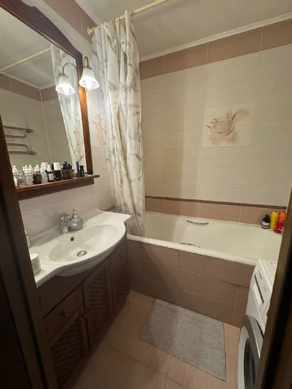 Комната🏙️ ближ. М. Саларьево1️⃣ помогаю найти соседку своей подруге. Объявление написано от её лица ⬇️: ищу на подселение девушку, желательно из творческой среды. Возможна аренда как на короткий срок, так и на длительный. Квартира находится 30 минут на автобусе от м. Саларьево, либо 15 минут на такси. Автобусы ходят регулярно до 01:00 по расписанию которое отслеживается в яндекс картах. Вход в метро через тц саларис, что очень удобно. Рядом с домом парк филатов луг, есть где подышать свежим воздухом. Квартира 56 м² большая комната и кухня с раскладным диваном. В квартире проживает очень ласковая кошечка, поэтому подойдет только тем, кто любит животных. 💳по стоимости: 25.000₽ с коммуналкой о себе: я актриса, так же пытаюсь развивать блог. Поэтому если ты из смежных направлений, занимаешься съемкой контента, то нам точно будет комфортно вместе жить. 💌все нюансы проживания обсудим по видеосвязи +7-967-311-11-71 - фотография - 6