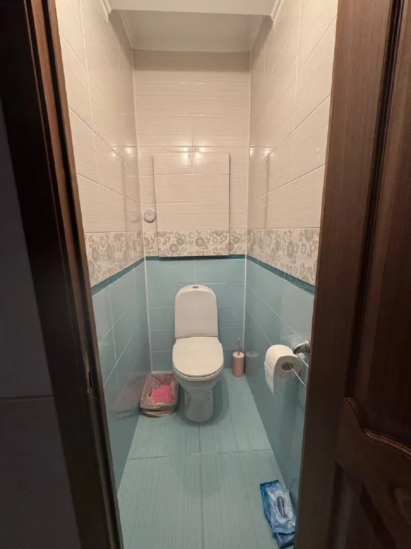 Комната🏙️ ближ. М. Саларьево1️⃣ помогаю найти соседку своей подруге. Объявление написано от её лица ⬇️: ищу на подселение девушку, желательно из творческой среды. Возможна аренда как на короткий срок, так и на длительный. Квартира находится 30 минут на автобусе от м. Саларьево, либо 15 минут на такси. Автобусы ходят регулярно до 01:00 по расписанию которое отслеживается в яндекс картах. Вход в метро через тц саларис, что очень удобно. Рядом с домом парк филатов луг, есть где подышать свежим воздухом. Квартира 56 м² большая комната и кухня с раскладным диваном. В квартире проживает очень ласковая кошечка, поэтому подойдет только тем, кто любит животных. 💳по стоимости: 25.000₽ с коммуналкой о себе: я актриса, так же пытаюсь развивать блог. Поэтому если ты из смежных направлений, занимаешься съемкой контента, то нам точно будет комфортно вместе жить. 💌все нюансы проживания обсудим по видеосвязи +7-967-311-11-71 - фотография - 7