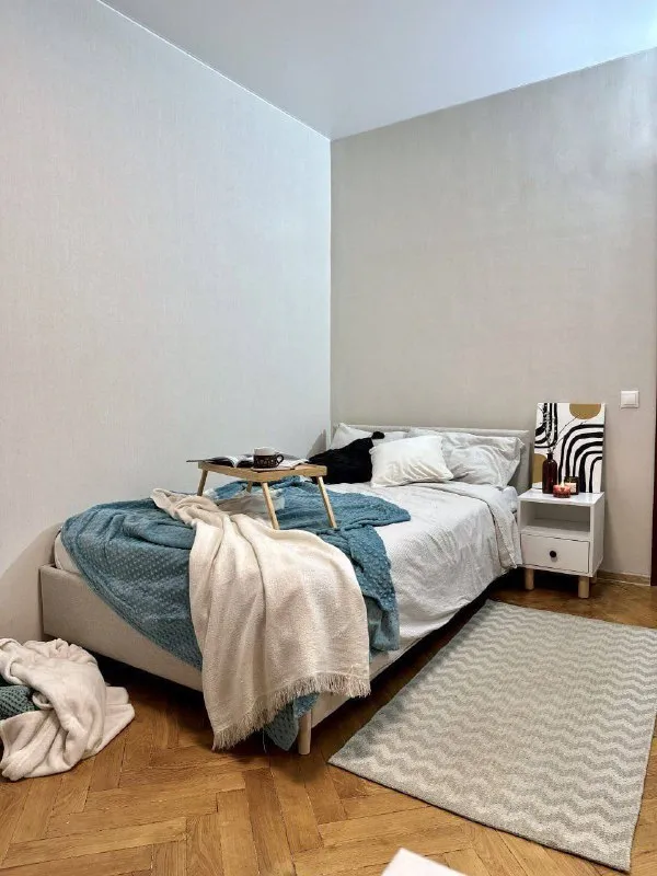 Комната🏙️ м. Баррикадная7️⃣ баррикадная//краснопресненская (7 минут пешком). Свободна отдельная комната 💳аренда: 48.000₽/месяц + оплата коммунальных платежей. Без комиссии. Залог. 3-к квартира, рассчитанная на проживание 4 человек в престижном и благоустроенном районе города. В коливинге уютная и оборудованная всем необходимым кухня, просторная прихожая, раздельный санузел с ванной комнатой и приятный вид в тихий закрытый двор. Для каждого жителя предусмотрено место для отдыха, хранения личных вещей предоставляем всю необходимую технику: стиральная машина, плита с духовым шкафом, микроволновая печь, чайник, утюг, фильтры для воды, smart tv, скоростной интернет. Административное решение бытовых вопросов проживания, клининг 📍адрес: ул. Большая грузинская, 20 кого мы ищем: тебе от 20 до 35, ведешь разумный здоровый образ жизни, увлекаешься спортом, творчеством, у тебя активная жизненная позиция и позитивное мышление. Рассматриваем только длительную аренду. 💌по вопросам писать: @vcolivinge - фотография - 2