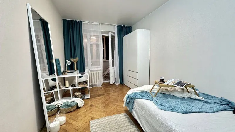 Комната🏙️ м. Баррикадная7️⃣ баррикадная//краснопресненская (7 минут пешком). Свободна отдельная комната 💳аренда: 48.000₽/месяц + оплата коммунальных платежей. Без комиссии. Залог. 3-к квартира, рассчитанная на проживание 4 человек в престижном и благоустроенном районе города. В коливинге уютная и оборудованная всем необходимым кухня, просторная прихожая, раздельный санузел с ванной комнатой и приятный вид в тихий закрытый двор. Для каждого жителя предусмотрено место для отдыха, хранения личных вещей предоставляем всю необходимую технику: стиральная машина, плита с духовым шкафом, микроволновая печь, чайник, утюг, фильтры для воды, smart tv, скоростной интернет. Административное решение бытовых вопросов проживания, клининг 📍адрес: ул. Большая грузинская, 20 кого мы ищем: тебе от 20 до 35, ведешь разумный здоровый образ жизни, увлекаешься спортом, творчеством, у тебя активная жизненная позиция и позитивное мышление. Рассматриваем только длительную аренду. 💌по вопросам писать: @vcolivinge - фотография - 3