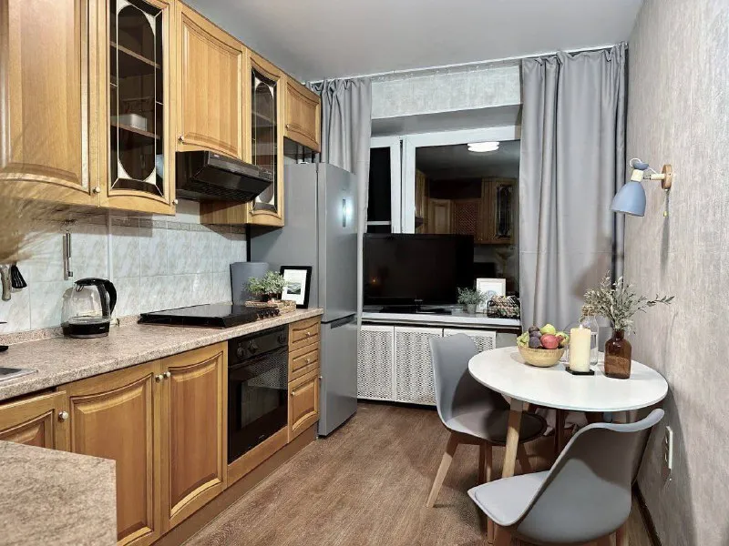 Комната🏙️ м. Баррикадная7️⃣ баррикадная//краснопресненская (7 минут пешком). Свободна отдельная комната 💳аренда: 48.000₽/месяц + оплата коммунальных платежей. Без комиссии. Залог. 3-к квартира, рассчитанная на проживание 4 человек в престижном и благоустроенном районе города. В коливинге уютная и оборудованная всем необходимым кухня, просторная прихожая, раздельный санузел с ванной комнатой и приятный вид в тихий закрытый двор. Для каждого жителя предусмотрено место для отдыха, хранения личных вещей предоставляем всю необходимую технику: стиральная машина, плита с духовым шкафом, микроволновая печь, чайник, утюг, фильтры для воды, smart tv, скоростной интернет. Административное решение бытовых вопросов проживания, клининг 📍адрес: ул. Большая грузинская, 20 кого мы ищем: тебе от 20 до 35, ведешь разумный здоровый образ жизни, увлекаешься спортом, творчеством, у тебя активная жизненная позиция и позитивное мышление. Рассматриваем только длительную аренду. 💌по вопросам писать: @vcolivinge - фотография - 6