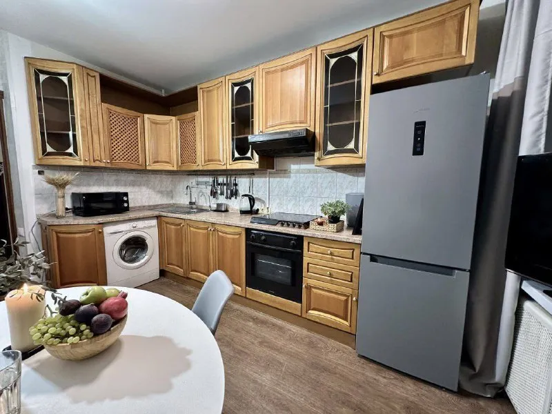 Комната🏙️ м. Баррикадная7️⃣ баррикадная//краснопресненская (7 минут пешком). Свободна отдельная комната 💳аренда: 48.000₽/месяц + оплата коммунальных платежей. Без комиссии. Залог. 3-к квартира, рассчитанная на проживание 4 человек в престижном и благоустроенном районе города. В коливинге уютная и оборудованная всем необходимым кухня, просторная прихожая, раздельный санузел с ванной комнатой и приятный вид в тихий закрытый двор. Для каждого жителя предусмотрено место для отдыха, хранения личных вещей предоставляем всю необходимую технику: стиральная машина, плита с духовым шкафом, микроволновая печь, чайник, утюг, фильтры для воды, smart tv, скоростной интернет. Административное решение бытовых вопросов проживания, клининг 📍адрес: ул. Большая грузинская, 20 кого мы ищем: тебе от 20 до 35, ведешь разумный здоровый образ жизни, увлекаешься спортом, творчеством, у тебя активная жизненная позиция и позитивное мышление. Рассматриваем только длительную аренду. 💌по вопросам писать: @vcolivinge - фотография - 7