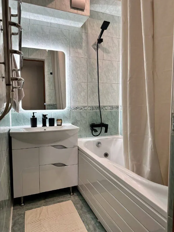 Комната🏙️ м. Баррикадная7️⃣ баррикадная//краснопресненская (7 минут пешком). Свободна отдельная комната 💳аренда: 48.000₽/месяц + оплата коммунальных платежей. Без комиссии. Залог. 3-к квартира, рассчитанная на проживание 4 человек в престижном и благоустроенном районе города. В коливинге уютная и оборудованная всем необходимым кухня, просторная прихожая, раздельный санузел с ванной комнатой и приятный вид в тихий закрытый двор. Для каждого жителя предусмотрено место для отдыха, хранения личных вещей предоставляем всю необходимую технику: стиральная машина, плита с духовым шкафом, микроволновая печь, чайник, утюг, фильтры для воды, smart tv, скоростной интернет. Административное решение бытовых вопросов проживания, клининг 📍адрес: ул. Большая грузинская, 20 кого мы ищем: тебе от 20 до 35, ведешь разумный здоровый образ жизни, увлекаешься спортом, творчеством, у тебя активная жизненная позиция и позитивное мышление. Рассматриваем только длительную аренду. 💌по вопросам писать: @vcolivinge - фотография - 8