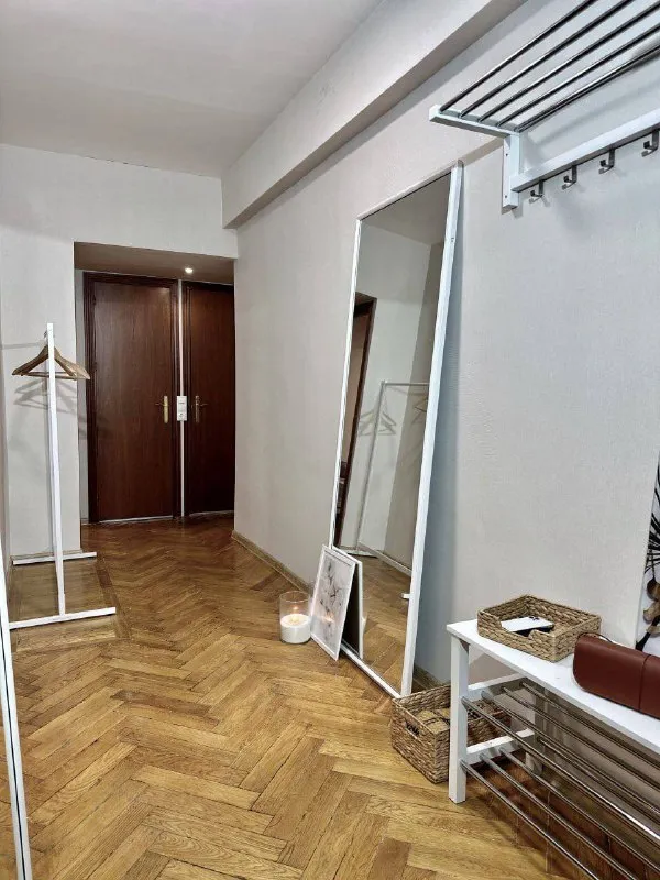 Комната🏙️ м. Баррикадная7️⃣ баррикадная//краснопресненская (7 минут пешком). Свободна отдельная комната 💳аренда: 48.000₽/месяц + оплата коммунальных платежей. Без комиссии. Залог. 3-к квартира, рассчитанная на проживание 4 человек в престижном и благоустроенном районе города. В коливинге уютная и оборудованная всем необходимым кухня, просторная прихожая, раздельный санузел с ванной комнатой и приятный вид в тихий закрытый двор. Для каждого жителя предусмотрено место для отдыха, хранения личных вещей предоставляем всю необходимую технику: стиральная машина, плита с духовым шкафом, микроволновая печь, чайник, утюг, фильтры для воды, smart tv, скоростной интернет. Административное решение бытовых вопросов проживания, клининг 📍адрес: ул. Большая грузинская, 20 кого мы ищем: тебе от 20 до 35, ведешь разумный здоровый образ жизни, увлекаешься спортом, творчеством, у тебя активная жизненная позиция и позитивное мышление. Рассматриваем только длительную аренду. 💌по вопросам писать: @vcolivinge - фотография - 9