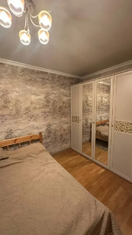 Комната🏙️ м. Каширская2️⃣ сдается комната для девушки в 3-к квартире. 15-20 минут пешком / 5 минут на автобусе от м. Каширская и м. Кантемировская. • комната с хорошим ремонтом: большая кровать, шкаф с зеркалом, комод. Вся квартира — место для отдыха, с чистой и спокойной атмосферой. В соседних комнатах живут две девушки (юрист и аналитик), адекватные и уважающие границы. Район тихий, с удобной транспортной доступностью. ▫️ищем одну соседку: · возраст 27-33 года · работает в офисе (5/2, не удалённо), платежеспособная. · чистоплотная, адекватная, неконфликтная · без вредных привычек (курение, включая вейпы, запрещено) · без животных и частых гостей 💳цена: 24.000₽/месяц + интернет 200₽. Залог: 24.000₽ 💌telegram: @mv555mv - фотография - 2