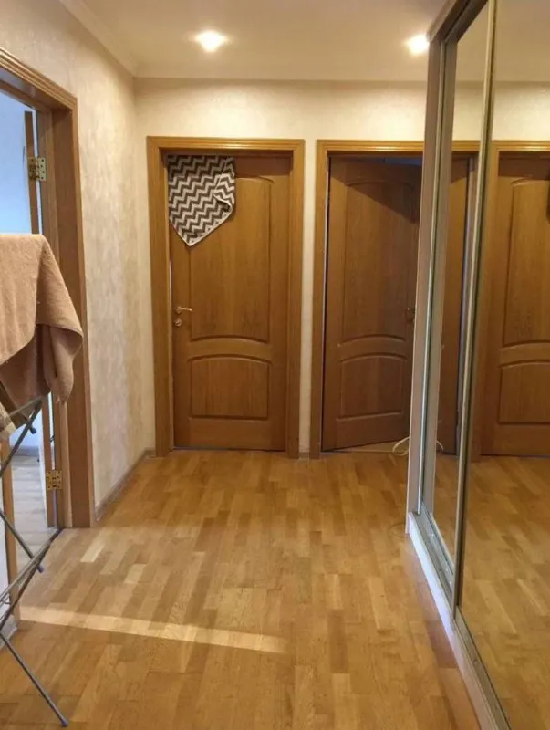 Комната🏙️ м. Каширская2️⃣ сдается комната для девушки в 3-к квартире. 15-20 минут пешком / 5 минут на автобусе от м. Каширская и м. Кантемировская. • комната с хорошим ремонтом: большая кровать, шкаф с зеркалом, комод. Вся квартира — место для отдыха, с чистой и спокойной атмосферой. В соседних комнатах живут две девушки (юрист и аналитик), адекватные и уважающие границы. Район тихий, с удобной транспортной доступностью. ▫️ищем одну соседку: · возраст 27-33 года · работает в офисе (5/2, не удалённо), платежеспособная. · чистоплотная, адекватная, неконфликтная · без вредных привычек (курение, включая вейпы, запрещено) · без животных и частых гостей 💳цена: 24.000₽/месяц + интернет 200₽. Залог: 24.000₽ 💌telegram: @mv555mv - фотография - 3