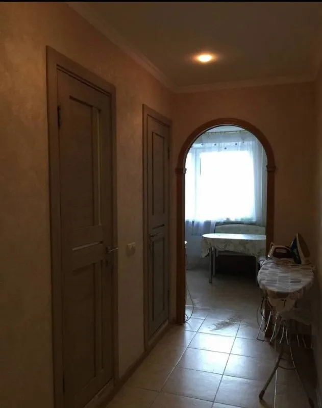 Комната🏙️ м. Каширская2️⃣ сдается комната для девушки в 3-к квартире. 15-20 минут пешком / 5 минут на автобусе от м. Каширская и м. Кантемировская. • комната с хорошим ремонтом: большая кровать, шкаф с зеркалом, комод. Вся квартира — место для отдыха, с чистой и спокойной атмосферой. В соседних комнатах живут две девушки (юрист и аналитик), адекватные и уважающие границы. Район тихий, с удобной транспортной доступностью. ▫️ищем одну соседку: · возраст 27-33 года · работает в офисе (5/2, не удалённо), платежеспособная. · чистоплотная, адекватная, неконфликтная · без вредных привычек (курение, включая вейпы, запрещено) · без животных и частых гостей 💳цена: 24.000₽/месяц + интернет 200₽. Залог: 24.000₽ 💌telegram: @mv555mv - фотография - 4