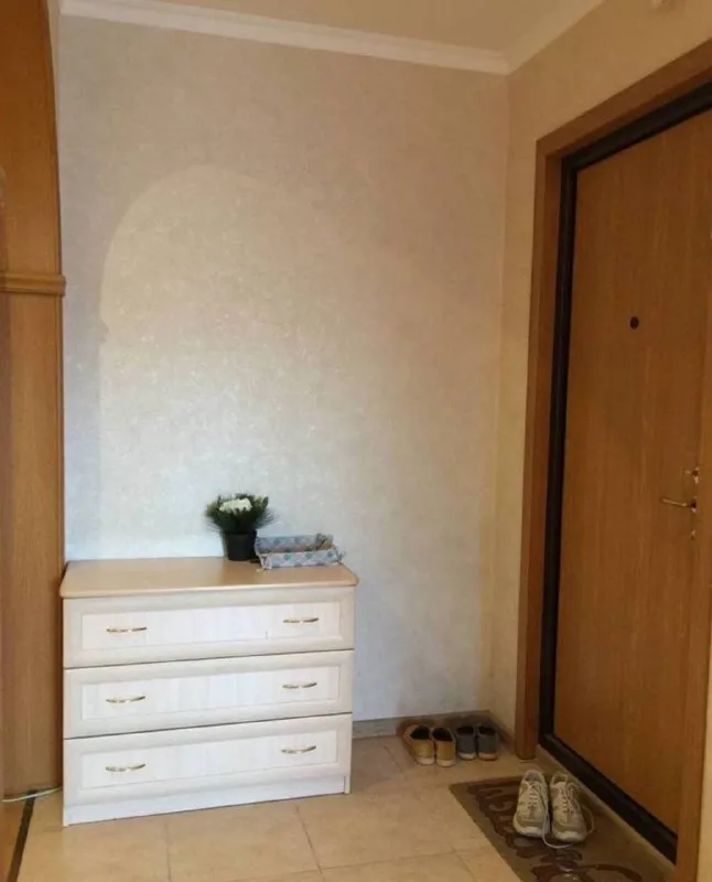 Комната🏙️ м. Каширская2️⃣ сдается комната для девушки в 3-к квартире. 15-20 минут пешком / 5 минут на автобусе от м. Каширская и м. Кантемировская. • комната с хорошим ремонтом: большая кровать, шкаф с зеркалом, комод. Вся квартира — место для отдыха, с чистой и спокойной атмосферой. В соседних комнатах живут две девушки (юрист и аналитик), адекватные и уважающие границы. Район тихий, с удобной транспортной доступностью. ▫️ищем одну соседку: · возраст 27-33 года · работает в офисе (5/2, не удалённо), платежеспособная. · чистоплотная, адекватная, неконфликтная · без вредных привычек (курение, включая вейпы, запрещено) · без животных и частых гостей 💳цена: 24.000₽/месяц + интернет 200₽. Залог: 24.000₽ 💌telegram: @mv555mv - фотография - 5