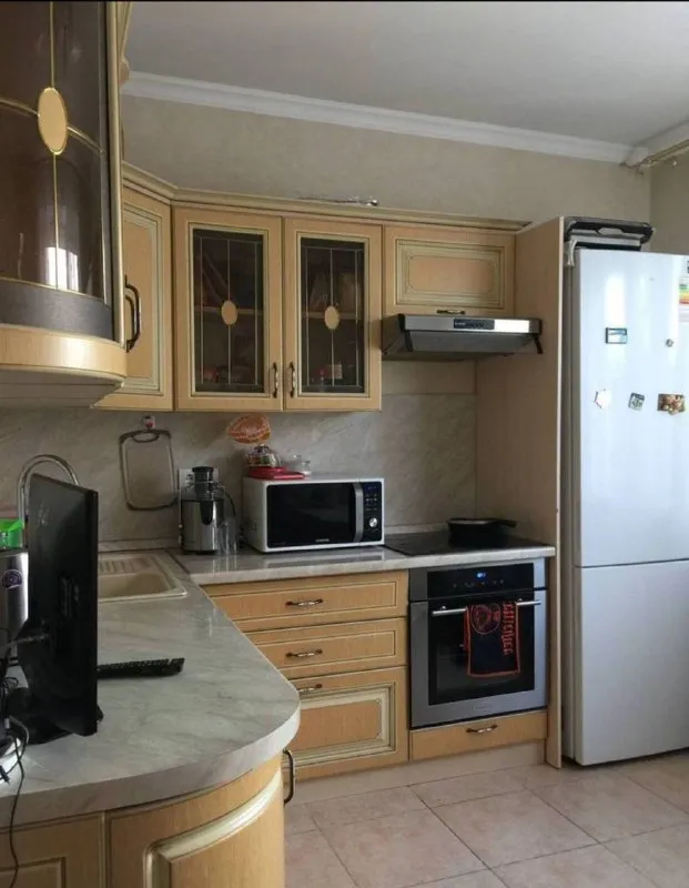 Комната🏙️ м. Каширская2️⃣ сдается комната для девушки в 3-к квартире. 15-20 минут пешком / 5 минут на автобусе от м. Каширская и м. Кантемировская. • комната с хорошим ремонтом: большая кровать, шкаф с зеркалом, комод. Вся квартира — место для отдыха, с чистой и спокойной атмосферой. В соседних комнатах живут две девушки (юрист и аналитик), адекватные и уважающие границы. Район тихий, с удобной транспортной доступностью. ▫️ищем одну соседку: · возраст 27-33 года · работает в офисе (5/2, не удалённо), платежеспособная. · чистоплотная, адекватная, неконфликтная · без вредных привычек (курение, включая вейпы, запрещено) · без животных и частых гостей 💳цена: 24.000₽/месяц + интернет 200₽. Залог: 24.000₽ 💌telegram: @mv555mv - фотография - 6