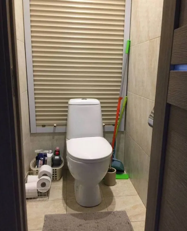 Комната🏙️ м. Каширская2️⃣ сдается комната для девушки в 3-к квартире. 15-20 минут пешком / 5 минут на автобусе от м. Каширская и м. Кантемировская. • комната с хорошим ремонтом: большая кровать, шкаф с зеркалом, комод. Вся квартира — место для отдыха, с чистой и спокойной атмосферой. В соседних комнатах живут две девушки (юрист и аналитик), адекватные и уважающие границы. Район тихий, с удобной транспортной доступностью. ▫️ищем одну соседку: · возраст 27-33 года · работает в офисе (5/2, не удалённо), платежеспособная. · чистоплотная, адекватная, неконфликтная · без вредных привычек (курение, включая вейпы, запрещено) · без животных и частых гостей 💳цена: 24.000₽/месяц + интернет 200₽. Залог: 24.000₽ 💌telegram: @mv555mv - фотография - 7