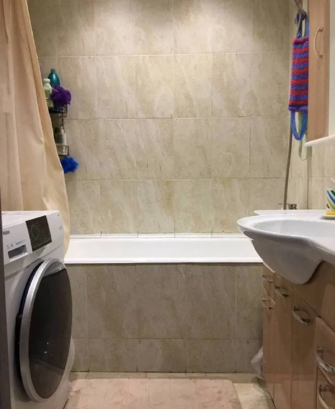 Комната🏙️ м. Каширская2️⃣ сдается комната для девушки в 3-к квартире. 15-20 минут пешком / 5 минут на автобусе от м. Каширская и м. Кантемировская. • комната с хорошим ремонтом: большая кровать, шкаф с зеркалом, комод. Вся квартира — место для отдыха, с чистой и спокойной атмосферой. В соседних комнатах живут две девушки (юрист и аналитик), адекватные и уважающие границы. Район тихий, с удобной транспортной доступностью. ▫️ищем одну соседку: · возраст 27-33 года · работает в офисе (5/2, не удалённо), платежеспособная. · чистоплотная, адекватная, неконфликтная · без вредных привычек (курение, включая вейпы, запрещено) · без животных и частых гостей 💳цена: 24.000₽/месяц + интернет 200₽. Залог: 24.000₽ 💌telegram: @mv555mv - фотография - 8