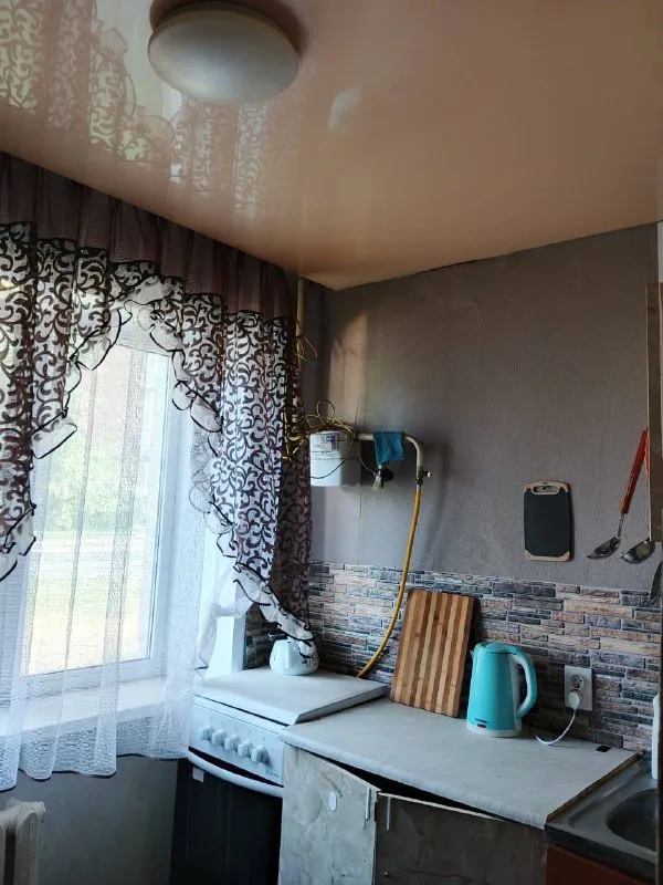 Продается теплая, светлая, 3-комн. Квартира г. Гуково ул. Герцена д.131 1/2 этажного ✔общей пл. 44,8 кв. М. , жилой пл.28,2 кв. М. , ✔м/п окна; ✔входная дверь металлическая; ✔сан. Узел раздельый; ✔газовая колонка; ✔напольное покрытие - двп + линолеум; ✔стены: оклеены обоями; ✔новая проводка; рядом лицей №24, детский сад цена 1300 000 руб. Телеграмм +79298027471, +79591169643 анна - фотография - 2