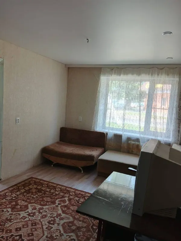 Продается теплая, светлая, 3-комн. Квартира г. Гуково ул. Герцена д.131 1/2 этажного ✔общей пл. 44,8 кв. М. , жилой пл.28,2 кв. М. , ✔м/п окна; ✔входная дверь металлическая; ✔сан. Узел раздельый; ✔газовая колонка; ✔напольное покрытие - двп + линолеум; ✔стены: оклеены обоями; ✔новая проводка; рядом лицей №24, детский сад цена 1300 000 руб. Телеграмм +79298027471, +79591169643 анна - фотография - 3