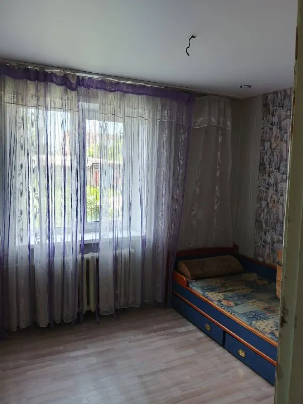 Продается теплая, светлая, 3-комн. Квартира г. Гуково ул. Герцена д.131 1/2 этажного ✔общей пл. 44,8 кв. М. , жилой пл.28,2 кв. М. , ✔м/п окна; ✔входная дверь металлическая; ✔сан. Узел раздельый; ✔газовая колонка; ✔напольное покрытие - двп + линолеум; ✔стены: оклеены обоями; ✔новая проводка; рядом лицей №24, детский сад цена 1300 000 руб. Телеграмм +79298027471, +79591169643 анна - фотография - 4