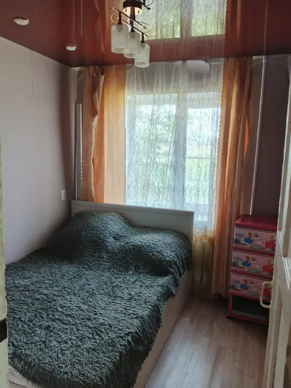 Продается теплая, светлая, 3-комн. Квартира г. Гуково ул. Герцена д.131 1/2 этажного ✔общей пл. 44,8 кв. М. , жилой пл.28,2 кв. М. , ✔м/п окна; ✔входная дверь металлическая; ✔сан. Узел раздельый; ✔газовая колонка; ✔напольное покрытие - двп + линолеум; ✔стены: оклеены обоями; ✔новая проводка; рядом лицей №24, детский сад цена 1300 000 руб. Телеграмм +79298027471, +79591169643 анна - фотография - 5