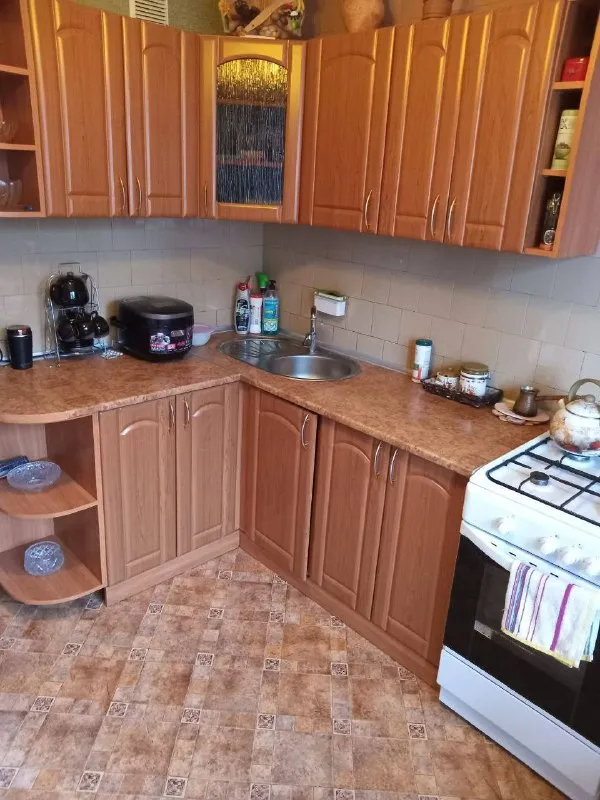 ‼️продажа от собственника ‼️ 🏬2-х комнатная кв-ра чешская планировка 57,8м2 4/5эт. П. Юбилейный, кв. Шахтерский.   ✅автономное отопление. Теплая, не угловая квартира. ✅окна м/п.   ✅с/у раздельный облицованный керамической плиткой.   ✅большая застекленная лоджия. ✅удобное месторасположение. Остановка общественного транспорта, магазины, рынок и школа в 5 мин. Ходьбы. Детский сад во дворе дома. Документы готовы к сделке! Цена: 6 200 000р. 📲 +79654167709 екатерина ( whatsapp/ telegram/max) - фотография - 2