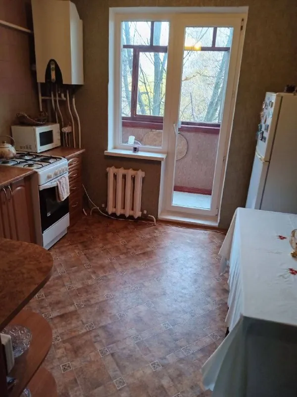 ‼️продажа от собственника ‼️ 🏬2-х комнатная кв-ра чешская планировка 57,8м2 4/5эт. П. Юбилейный, кв. Шахтерский.   ✅автономное отопление. Теплая, не угловая квартира. ✅окна м/п.   ✅с/у раздельный облицованный керамической плиткой.   ✅большая застекленная лоджия. ✅удобное месторасположение. Остановка общественного транспорта, магазины, рынок и школа в 5 мин. Ходьбы. Детский сад во дворе дома. Документы готовы к сделке! Цена: 6 200 000р. 📲 +79654167709 екатерина ( whatsapp/ telegram/max) - фотография - 3