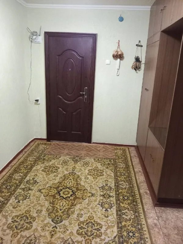 ‼️продажа от собственника ‼️ 🏬2-х комнатная кв-ра чешская планировка 57,8м2 4/5эт. П. Юбилейный, кв. Шахтерский.   ✅автономное отопление. Теплая, не угловая квартира. ✅окна м/п.   ✅с/у раздельный облицованный керамической плиткой.   ✅большая застекленная лоджия. ✅удобное месторасположение. Остановка общественного транспорта, магазины, рынок и школа в 5 мин. Ходьбы. Детский сад во дворе дома. Документы готовы к сделке! Цена: 6 200 000р. 📲 +79654167709 екатерина ( whatsapp/ telegram/max) - фотография - 4