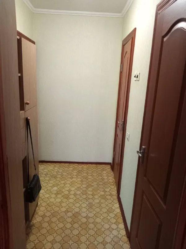 ‼️продажа от собственника ‼️ 🏬2-х комнатная кв-ра чешская планировка 57,8м2 4/5эт. П. Юбилейный, кв. Шахтерский.   ✅автономное отопление. Теплая, не угловая квартира. ✅окна м/п.   ✅с/у раздельный облицованный керамической плиткой.   ✅большая застекленная лоджия. ✅удобное месторасположение. Остановка общественного транспорта, магазины, рынок и школа в 5 мин. Ходьбы. Детский сад во дворе дома. Документы готовы к сделке! Цена: 6 200 000р. 📲 +79654167709 екатерина ( whatsapp/ telegram/max) - фотография - 8