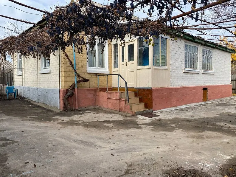 Продается дом  и флигель в пгт. Славяносербск. Добираться из луганска 20- 25 минут. ✅дом большой, светлый, высокие потолки. ❗️площадь - 100,1 кв. М ( 4 просторные комнаты + кабинет). Санузел раздельный. На участке имеется : ✅флигель - 35 кв. М ( две комнаты, кухня, совмещенный санузел) ✅два гаража ( один со смотровой ямой) сарай. ✅ большой подвал. Участок 8 соток. До реки, леса, озера - 250 метров. ❗️документы готовы. Цена - 2 000 000 рублей тел. +79591528992 тел. +79592200918 - фотография - 1