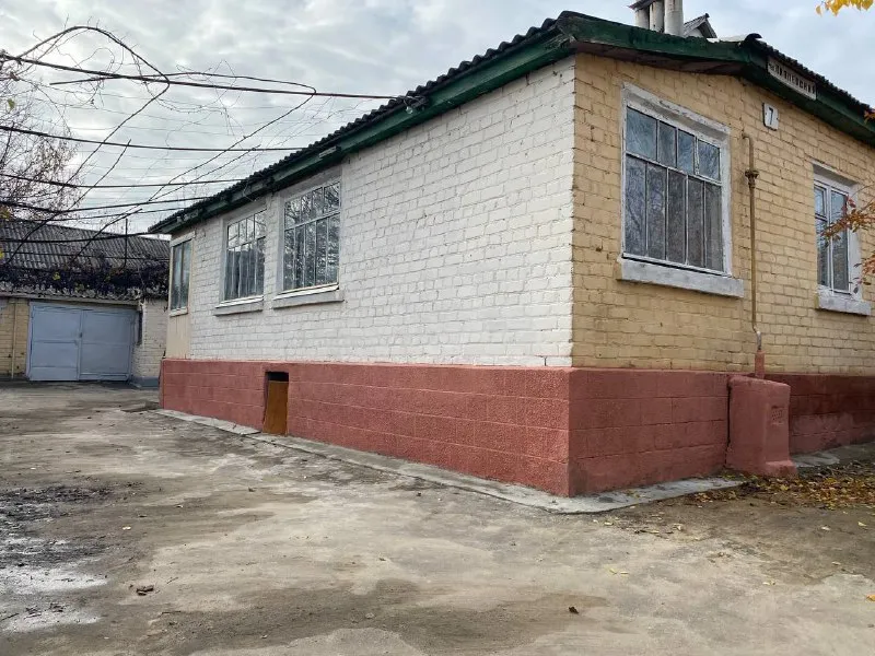 Продается дом  и флигель в пгт. Славяносербск. Добираться из луганска 20- 25 минут. ✅дом большой, светлый, высокие потолки. ❗️площадь - 100,1 кв. М ( 4 просторные комнаты + кабинет). Санузел раздельный. На участке имеется : ✅флигель - 35 кв. М ( две комнаты, кухня, совмещенный санузел) ✅два гаража ( один со смотровой ямой) сарай. ✅ большой подвал. Участок 8 соток. До реки, леса, озера - 250 метров. ❗️документы готовы. Цена - 2 000 000 рублей тел. +79591528992 тел. +79592200918 - фотография - 2