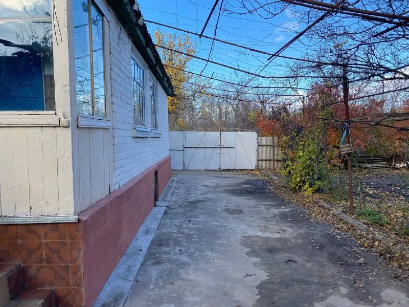 Продается дом  и флигель в пгт. Славяносербск. Добираться из луганска 20- 25 минут. ✅дом большой, светлый, высокие потолки. ❗️площадь - 100,1 кв. М ( 4 просторные комнаты + кабинет). Санузел раздельный. На участке имеется : ✅флигель - 35 кв. М ( две комнаты, кухня, совмещенный санузел) ✅два гаража ( один со смотровой ямой) сарай. ✅ большой подвал. Участок 8 соток. До реки, леса, озера - 250 метров. ❗️документы готовы. Цена - 2 000 000 рублей тел. +79591528992 тел. +79592200918 - фотография - 3