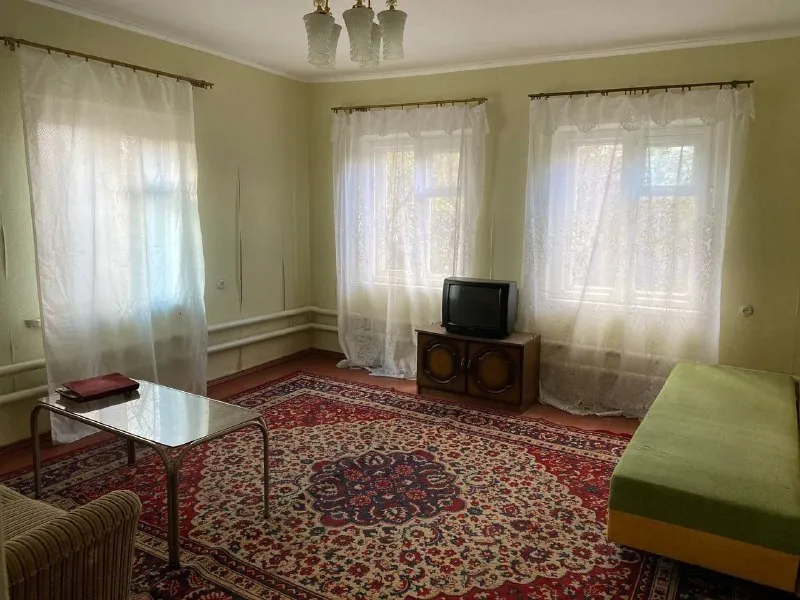 Продается дом  и флигель в пгт. Славяносербск. Добираться из луганска 20- 25 минут. ✅дом большой, светлый, высокие потолки. ❗️площадь - 100,1 кв. М ( 4 просторные комнаты + кабинет). Санузел раздельный. На участке имеется : ✅флигель - 35 кв. М ( две комнаты, кухня, совмещенный санузел) ✅два гаража ( один со смотровой ямой) сарай. ✅ большой подвал. Участок 8 соток. До реки, леса, озера - 250 метров. ❗️документы готовы. Цена - 2 000 000 рублей тел. +79591528992 тел. +79592200918 - фотография - 4