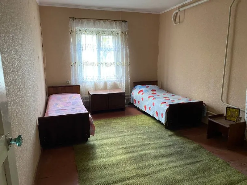 Продается дом  и флигель в пгт. Славяносербск. Добираться из луганска 20- 25 минут. ✅дом большой, светлый, высокие потолки. ❗️площадь - 100,1 кв. М ( 4 просторные комнаты + кабинет). Санузел раздельный. На участке имеется : ✅флигель - 35 кв. М ( две комнаты, кухня, совмещенный санузел) ✅два гаража ( один со смотровой ямой) сарай. ✅ большой подвал. Участок 8 соток. До реки, леса, озера - 250 метров. ❗️документы готовы. Цена - 2 000 000 рублей тел. +79591528992 тел. +79592200918 - фотография - 5