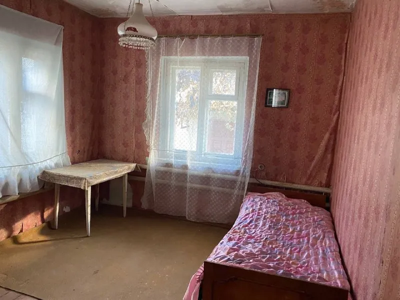 Продается дом  и флигель в пгт. Славяносербск. Добираться из луганска 20- 25 минут. ✅дом большой, светлый, высокие потолки. ❗️площадь - 100,1 кв. М ( 4 просторные комнаты + кабинет). Санузел раздельный. На участке имеется : ✅флигель - 35 кв. М ( две комнаты, кухня, совмещенный санузел) ✅два гаража ( один со смотровой ямой) сарай. ✅ большой подвал. Участок 8 соток. До реки, леса, озера - 250 метров. ❗️документы готовы. Цена - 2 000 000 рублей тел. +79591528992 тел. +79592200918 - фотография - 6