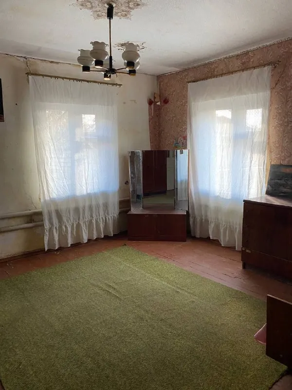 Продается дом  и флигель в пгт. Славяносербск. Добираться из луганска 20- 25 минут. ✅дом большой, светлый, высокие потолки. ❗️площадь - 100,1 кв. М ( 4 просторные комнаты + кабинет). Санузел раздельный. На участке имеется : ✅флигель - 35 кв. М ( две комнаты, кухня, совмещенный санузел) ✅два гаража ( один со смотровой ямой) сарай. ✅ большой подвал. Участок 8 соток. До реки, леса, озера - 250 метров. ❗️документы готовы. Цена - 2 000 000 рублей тел. +79591528992 тел. +79592200918 - фотография - 7