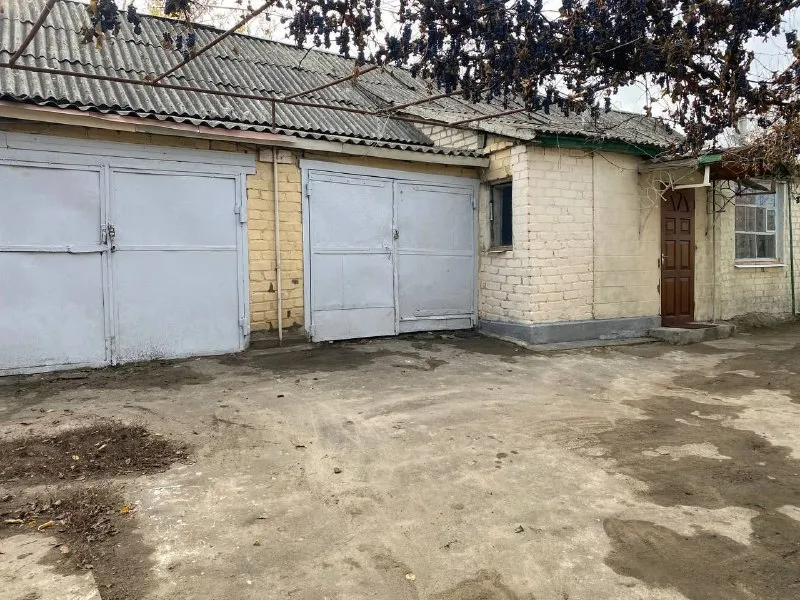 Продается дом  и флигель в пгт. Славяносербск. Добираться из луганска 20- 25 минут. ✅дом большой, светлый, высокие потолки. ❗️площадь - 100,1 кв. М ( 4 просторные комнаты + кабинет). Санузел раздельный. На участке имеется : ✅флигель - 35 кв. М ( две комнаты, кухня, совмещенный санузел) ✅два гаража ( один со смотровой ямой) сарай. ✅ большой подвал. Участок 8 соток. До реки, леса, озера - 250 метров. ❗️документы готовы. Цена - 2 000 000 рублей тел. +79591528992 тел. +79592200918 - фотография - 8